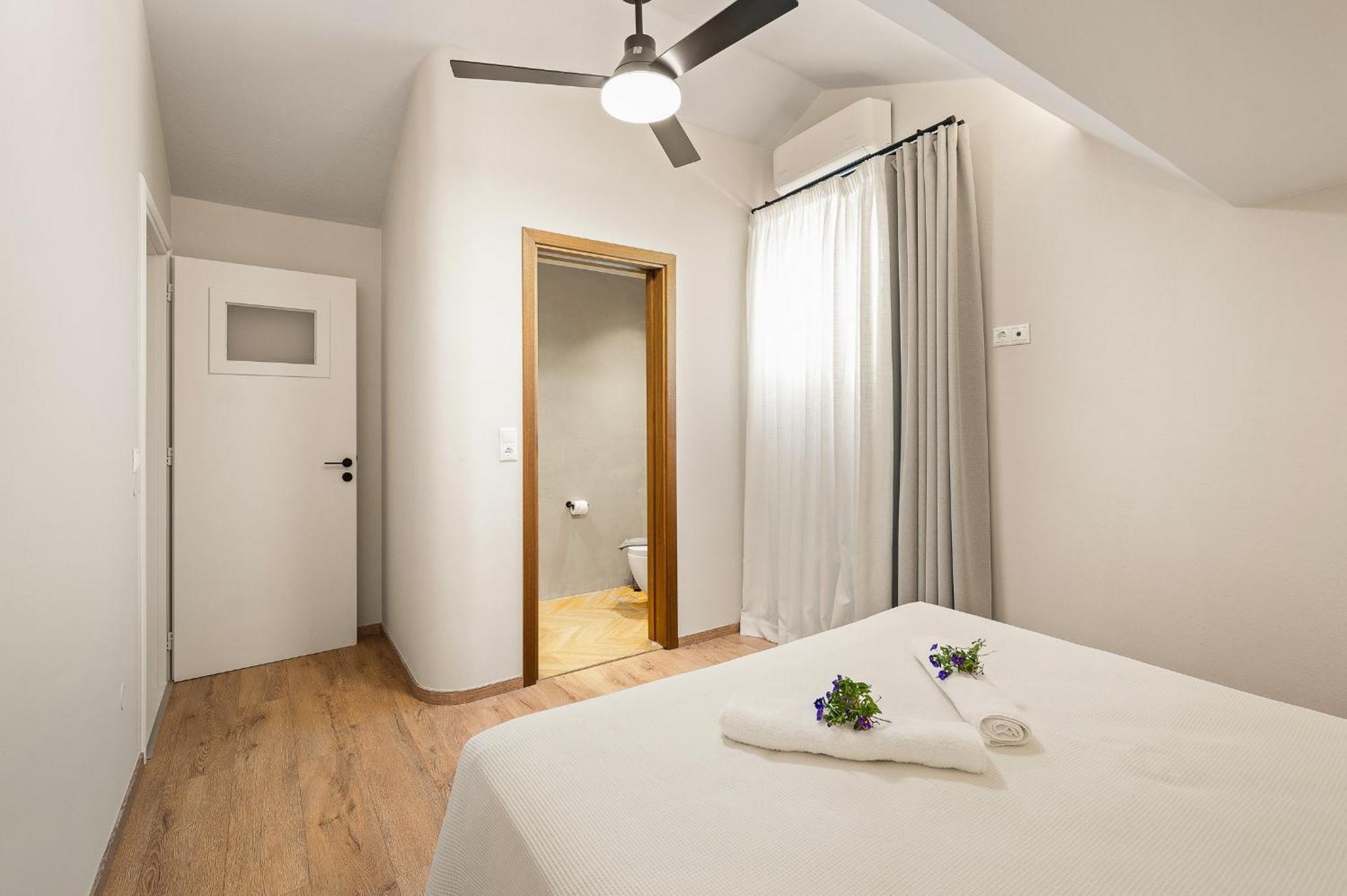Lenikos Apartahotel